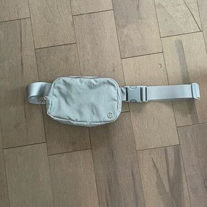 Lululemon Everywhere Belt Bag Silver Drop